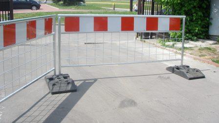 Bariery montowane na podstawach drogowych (pod drogowe lampy ostrzegawcze)