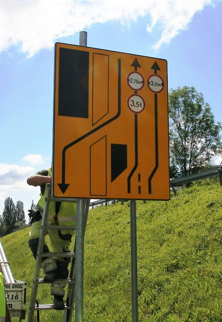 Montaż znaków drogowych na czas robót